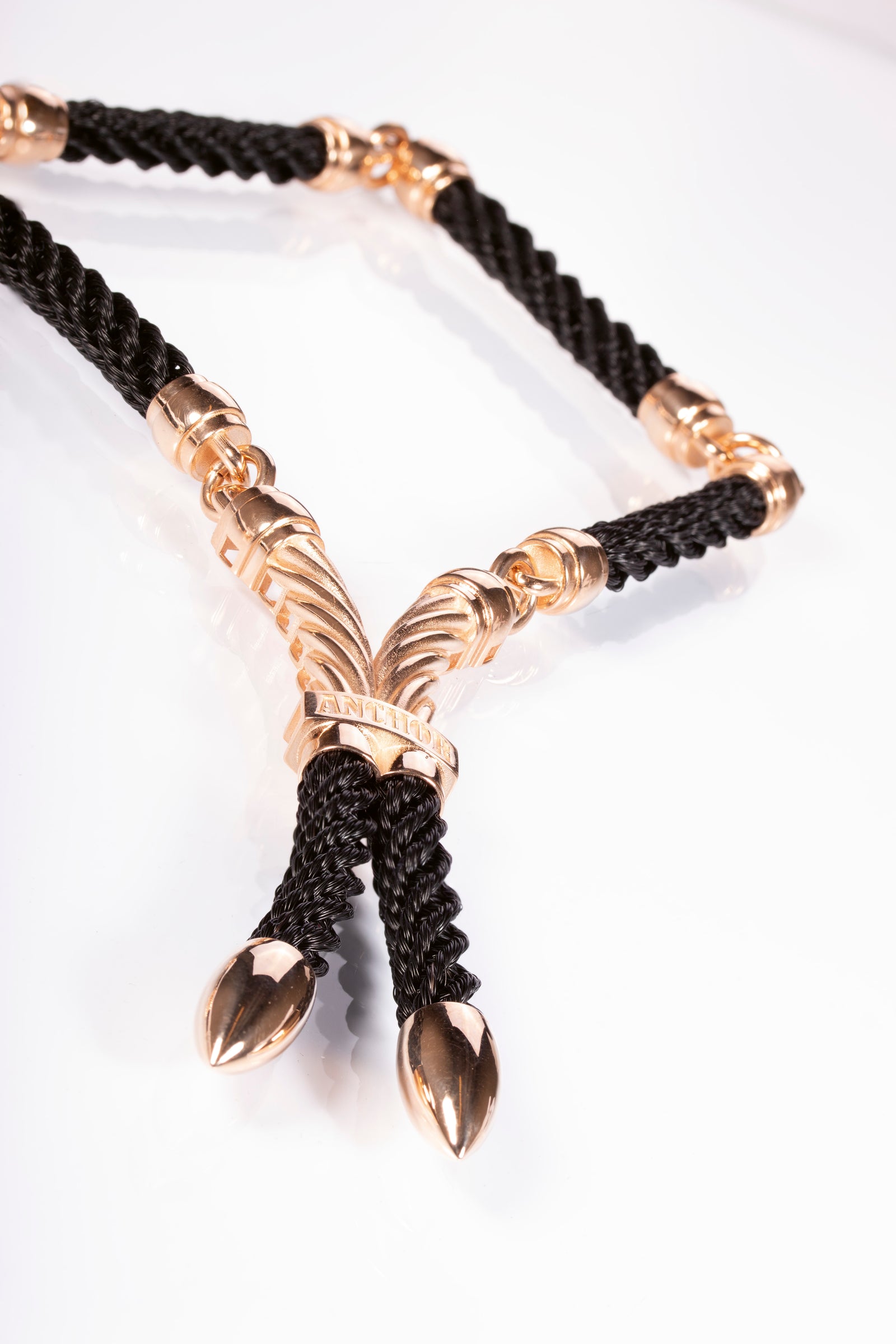 Upea koru rakkaan hevosen jouhista ja 18 K keltakullasta