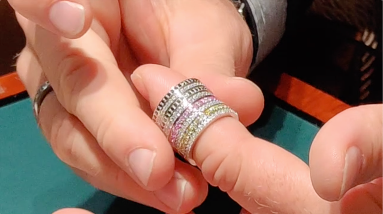 Kultaseppämestari Tarkkasen upeat timanttiset sivu- ja rivisormus.