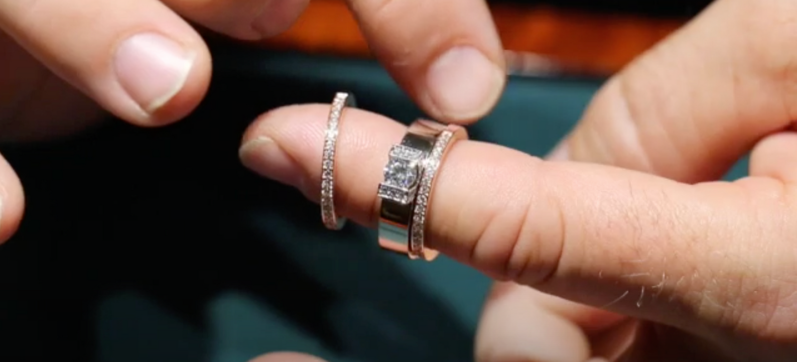 upea kultaseppämestari Tarkkasen Tunteiden vuori -sormus muuttuu ja elää erilaisten sivusormusten avulla