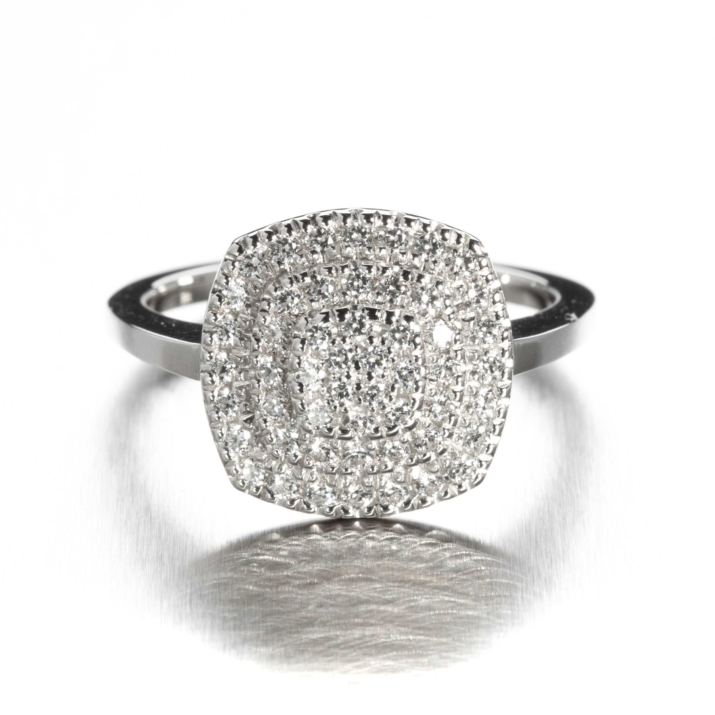 Upea cushion-muotoon istutettu Carmosier-timanttisormus 0,52 ct platinarungolla