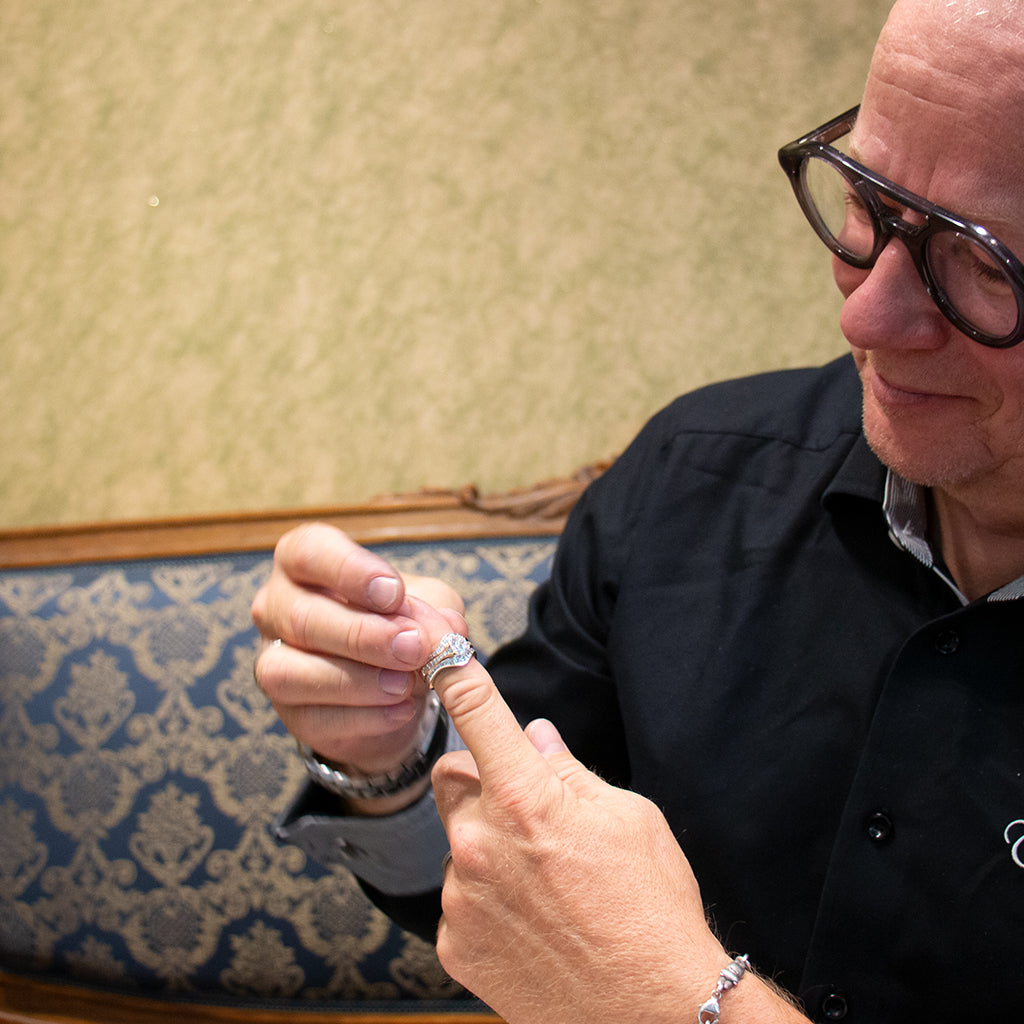 Kultaseppämestari Mika Tarkkanen kertoo vinkit kihla- ja vihkisormusten hankintaan