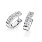 18 K valkokultaiset timanttikorvakorut. Tappikiinnitys ja 0.32 ct briljanttihiottuja timantteja.