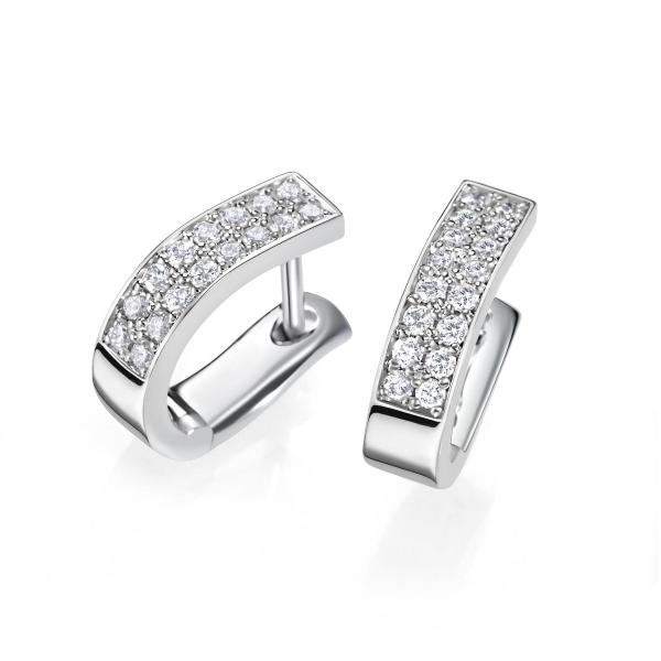 18 K valkokultaiset timanttikorvakorut. Tappikiinnitys ja 0.32 ct briljanttihiottuja timantteja.