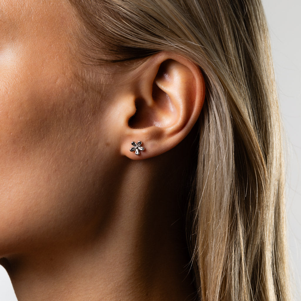 Juuret - Roots: kultaiset Kukka-korvakorut, kaksi kokoa