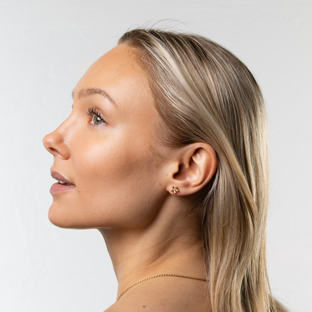 Juuret - Roots: kultaiset Kukka-korvakorut, kaksi kokoa