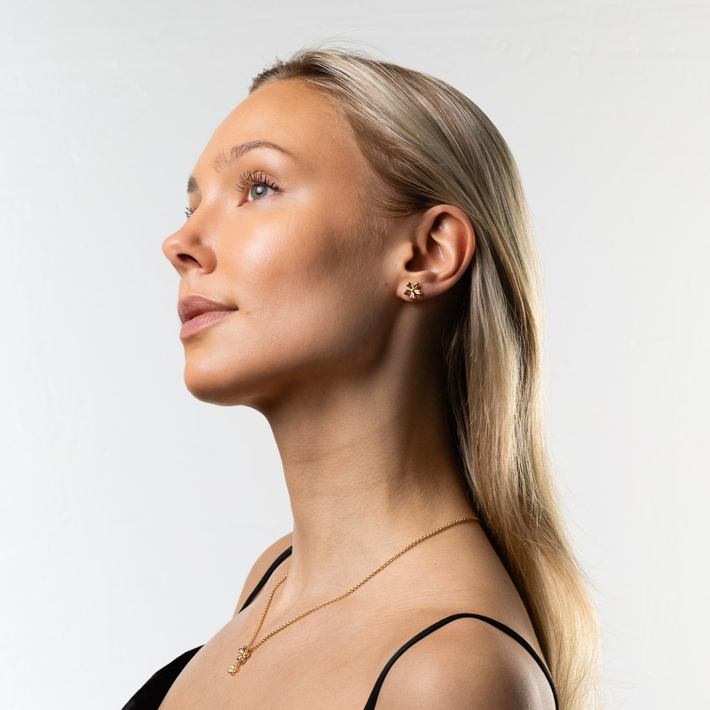 Juuret - Roots: kultaiset Kukka-korvakorut, kaksi kokoa