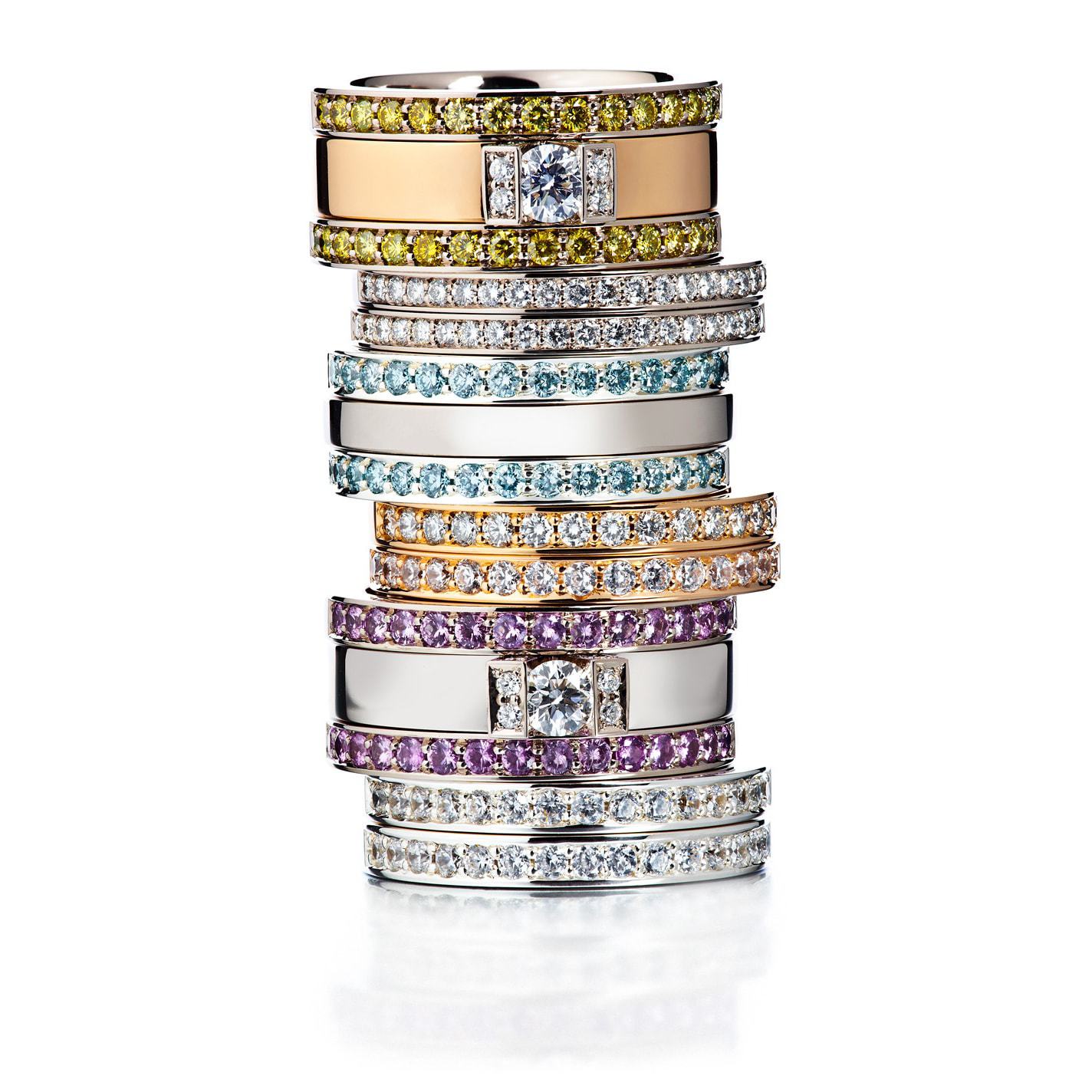 Kultaseppämestari Tarkkasen upeat timantti- ja jalokivisormukset loistavat kullan ja platinan kera. Upeat Helsingin Arabianrannassa valmistetut sormukset tehdään käsityönä juuri sinulle.