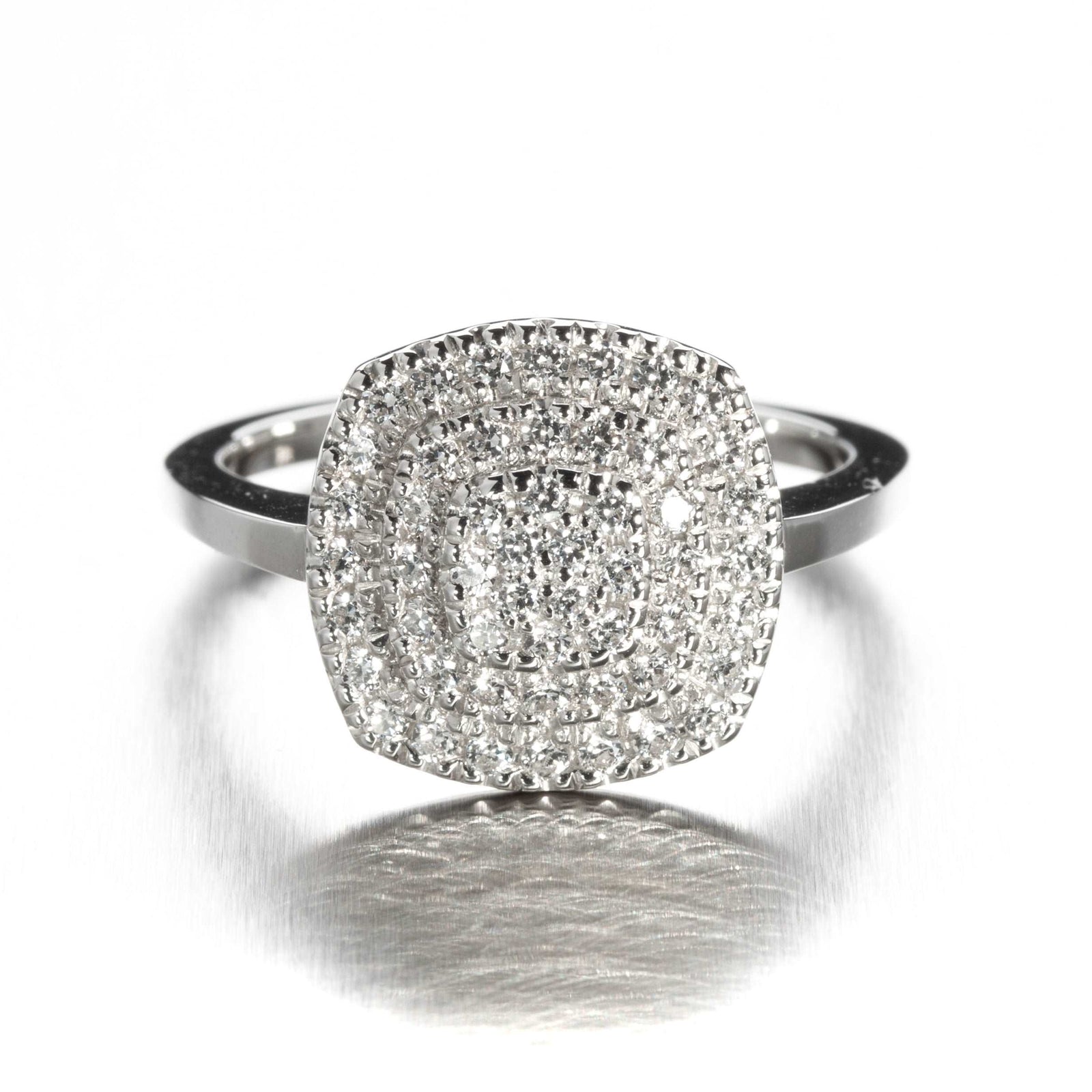 Upea cushion-muotoon istutettu Carmosier-timanttisormus 0,52 ct platinarungolla