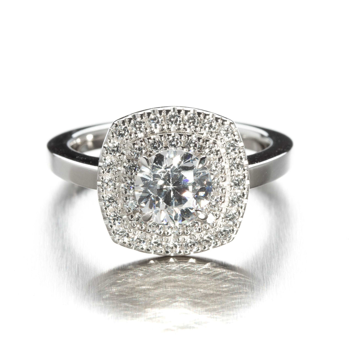 Upea cushion-muotoon istutettu Carmosier-timanttisormus 1,40 ct platinarungolla