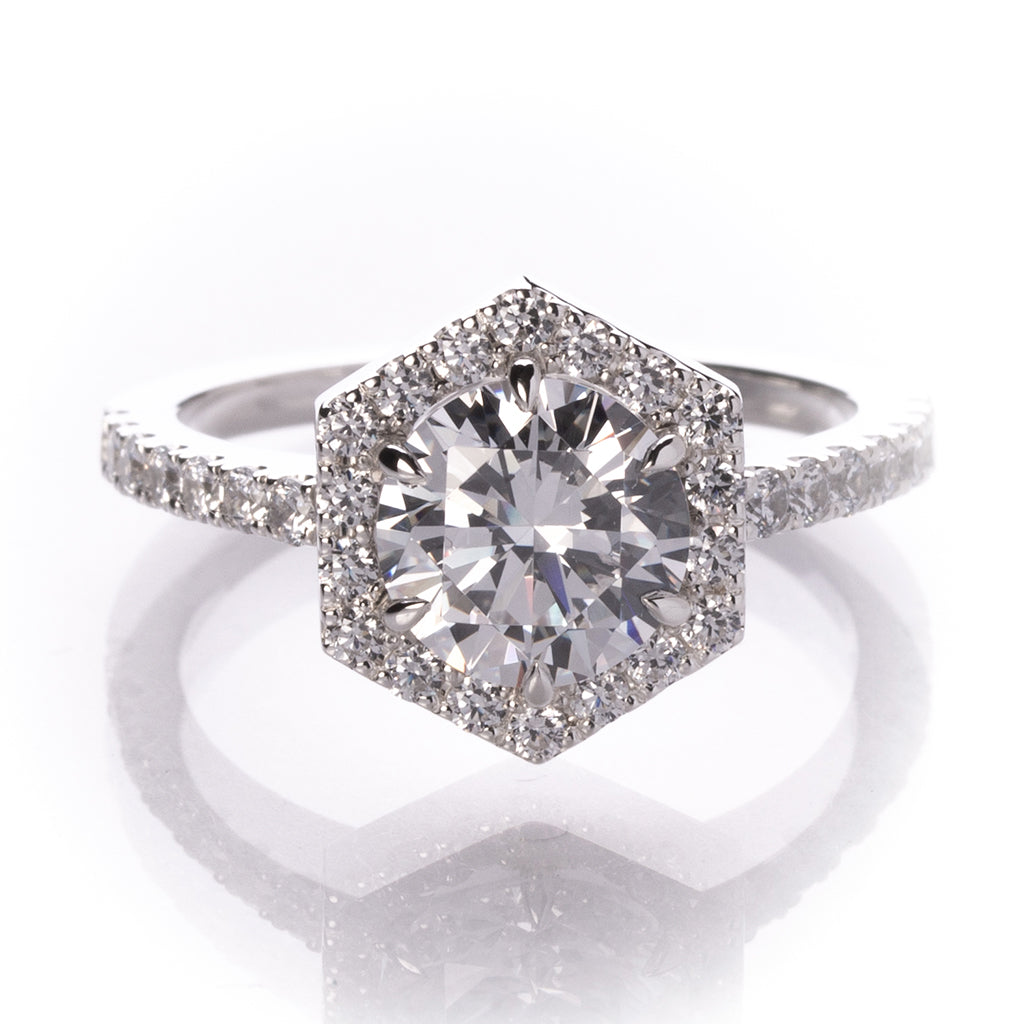 Heksagonin muotoinen Carmosier-timanttisormus 2.32 ct platinarungolla