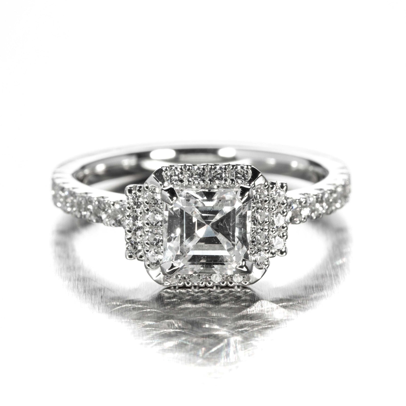 Näyttävä Emerald Carmosier-timanttisormus 1,36 ct platinarungolla