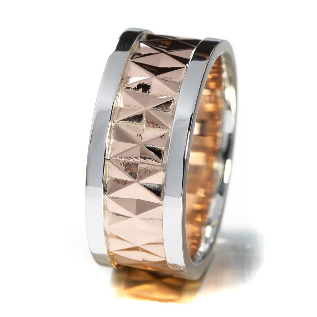 Karkki-sarjan upea kelta- ja valkokultainen sormus