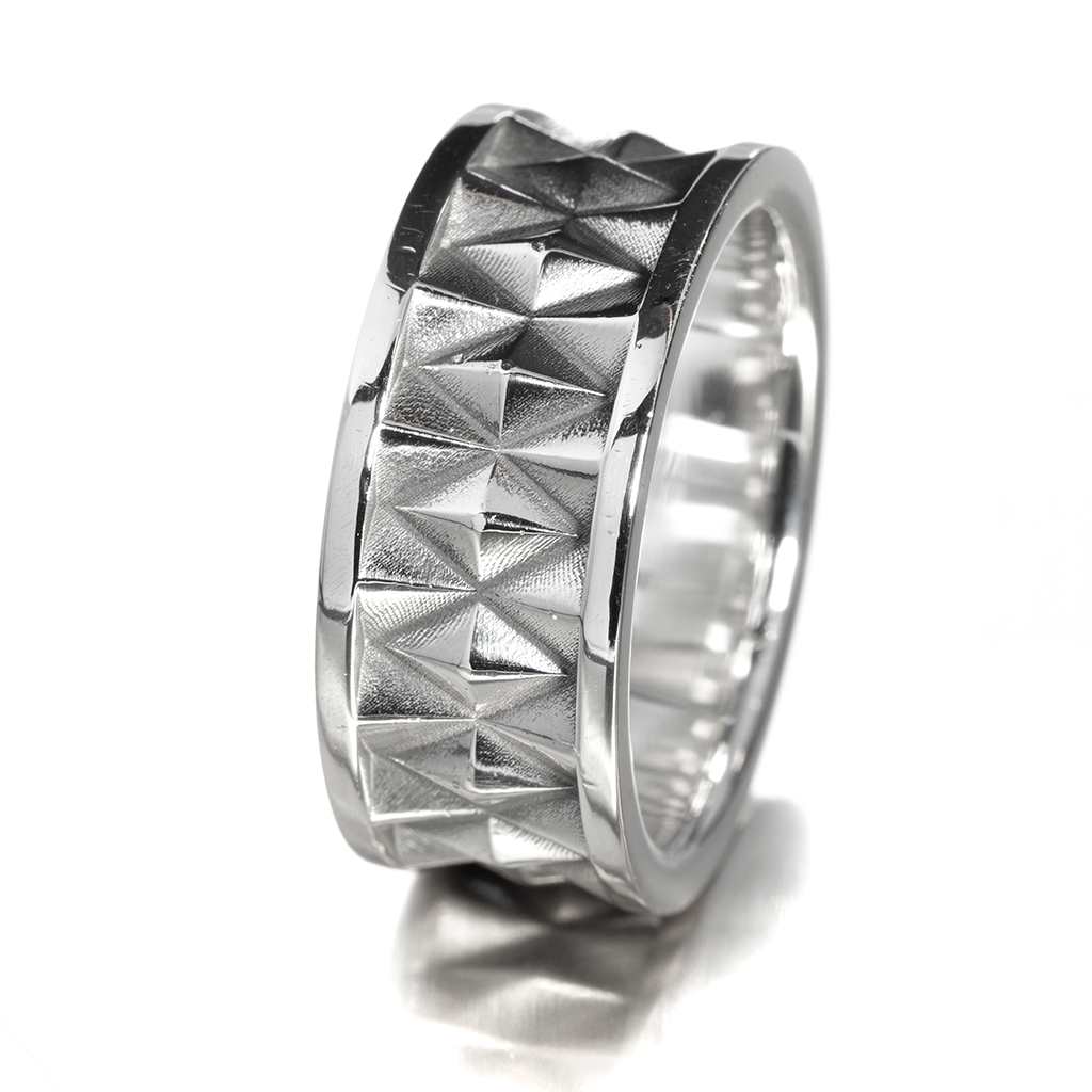 Karkki-sarjan mattakuvioinen valkokultainen sormus