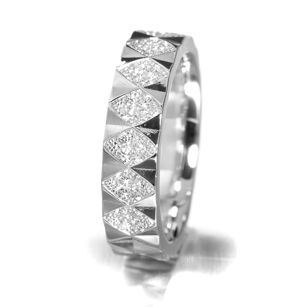 Karkki-sarjan timantein koristeltu valkokultainen sormus