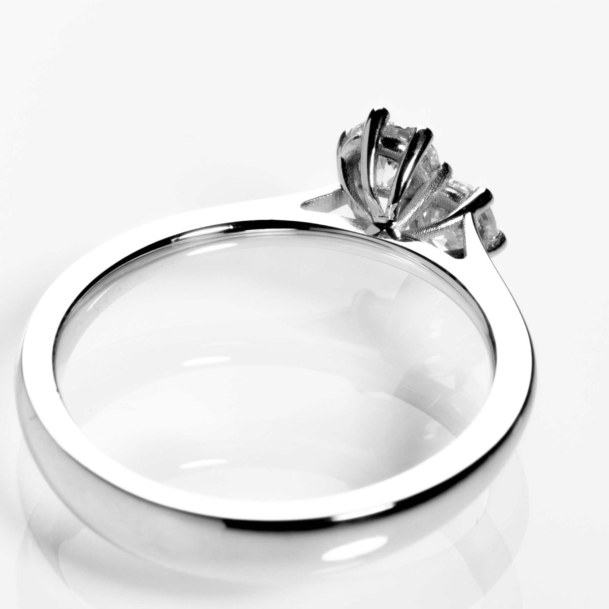 Tarkkasen kukkakimput - kahdella timantilla leikittelevä 1.00 ct timanttisormus, platinarunko