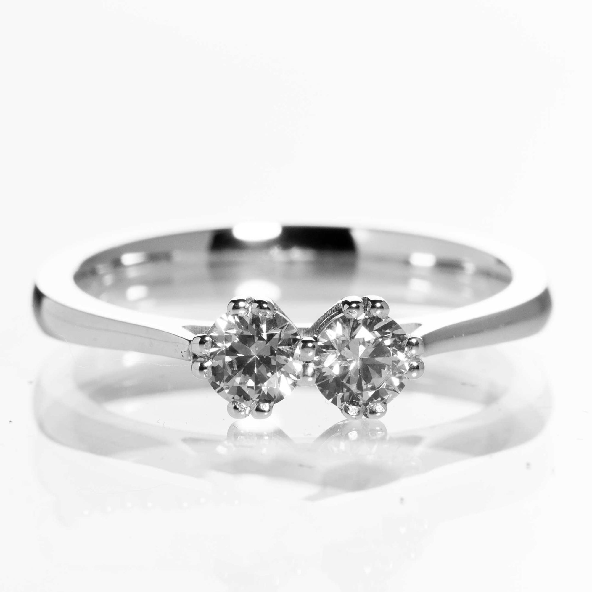 Tarkkasen kukkakimput - kahden timantin 0,70 ct timanttisormus, platinarunko