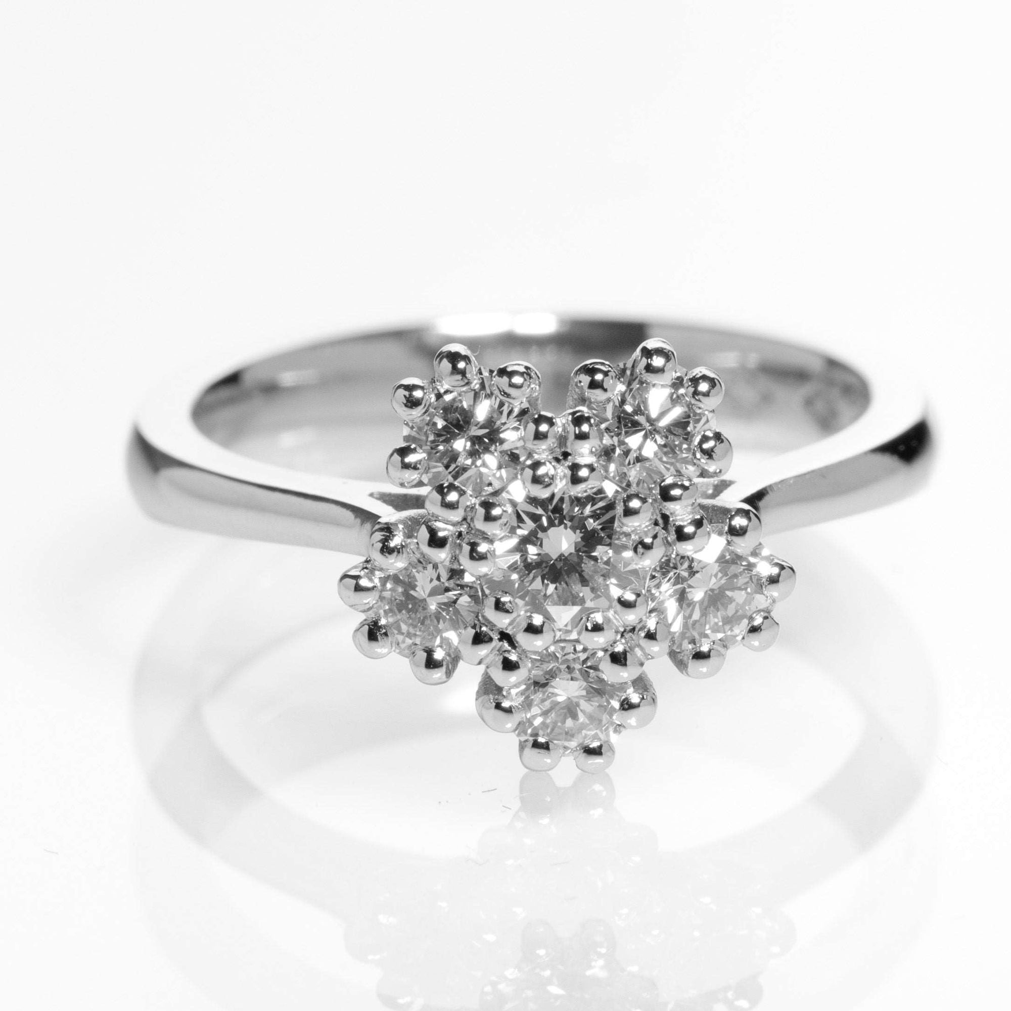 Tarkkasen kukkakimput - kuuden timantin ja 0.55 ct sormus kuin kukka, platinarunko