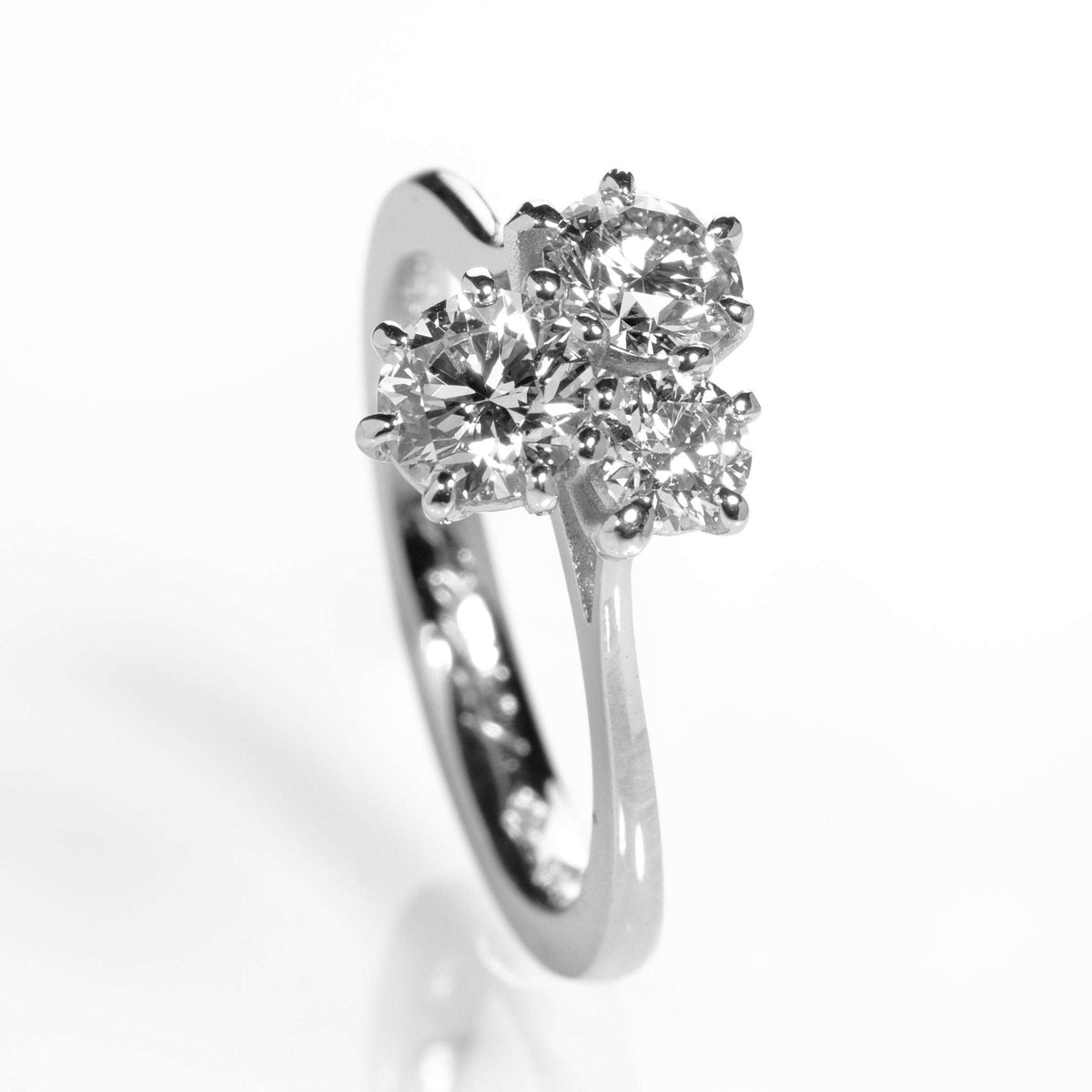 Tarkkasen kukkakimput - kolmen timantin upea 1,34 ct sormus, platinarunko