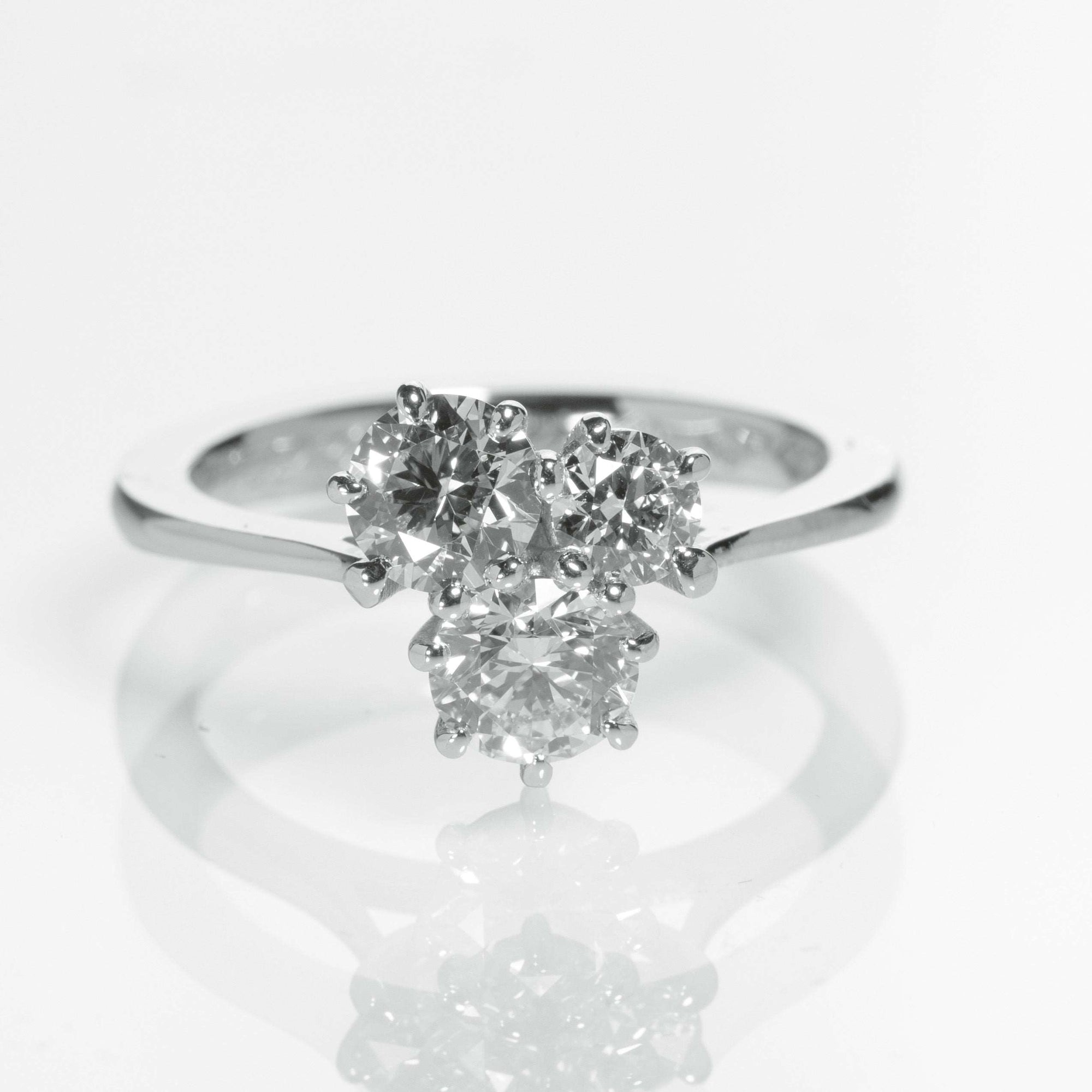 Tarkkasen kukkakimput - kolmen timantin upea 1,05 ct sormus, platinarunko