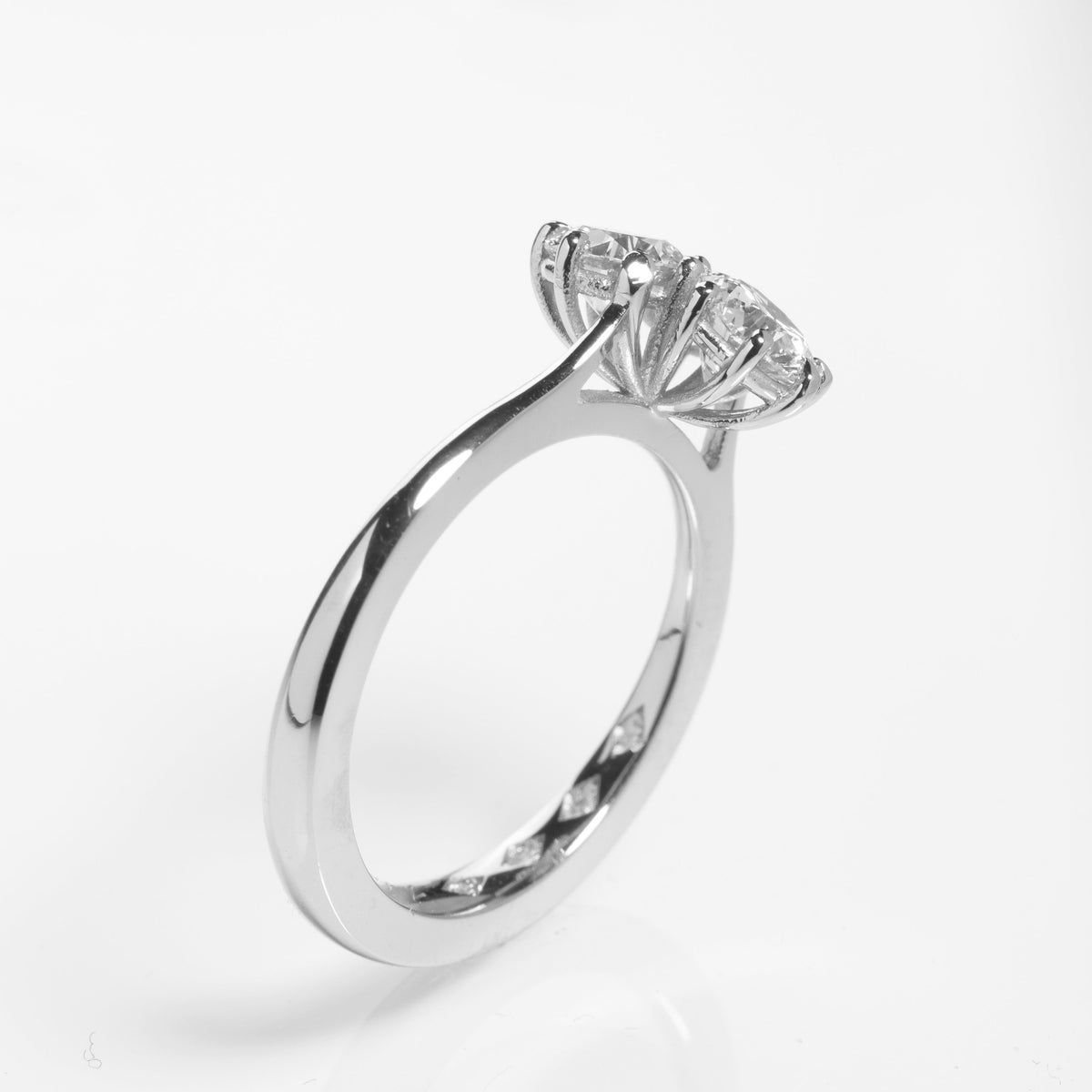 Tarkkasen kukkakimput - kolmen timantin upea 0,70 ct sormus, platinarunko