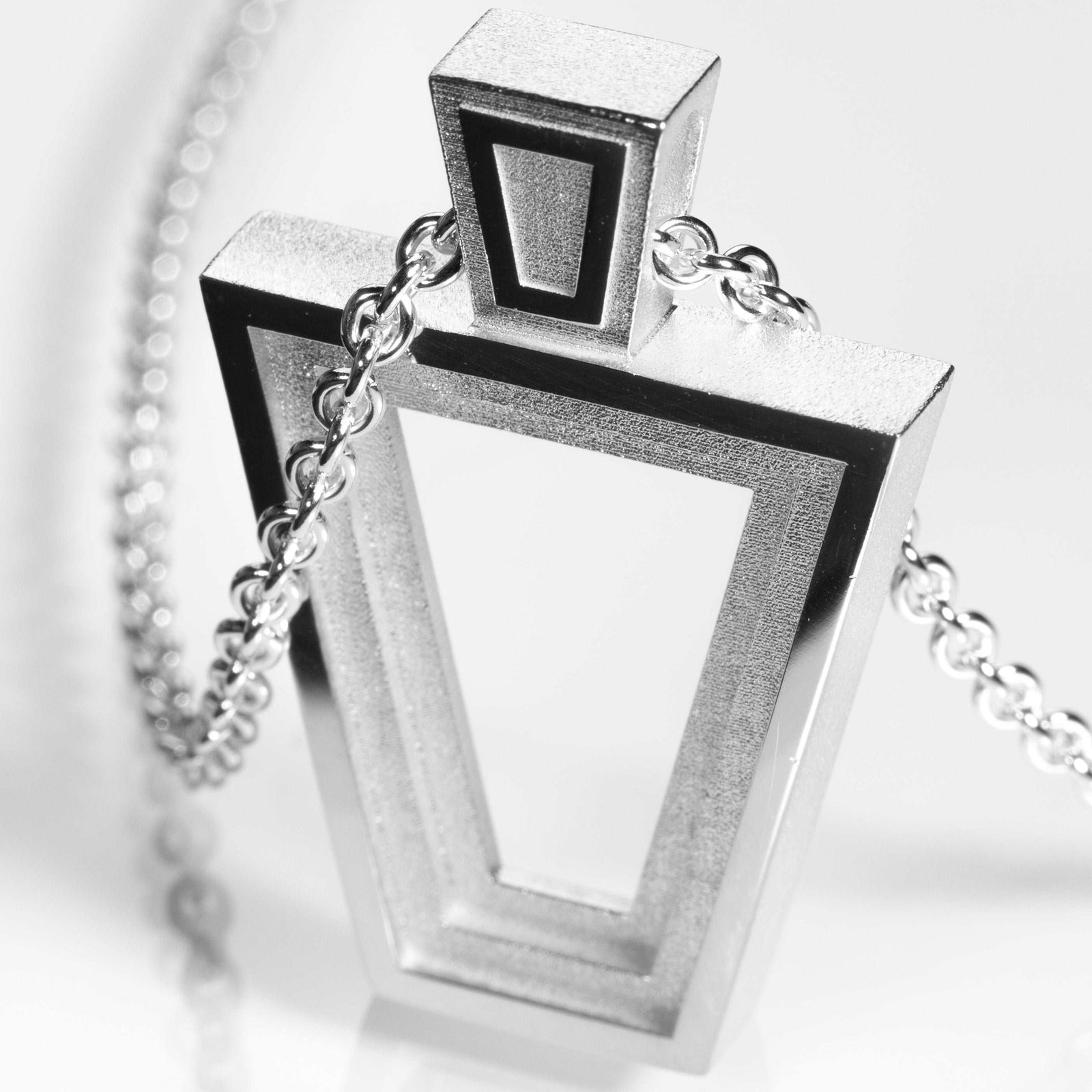 XZN-sarjan näyttävä riipus